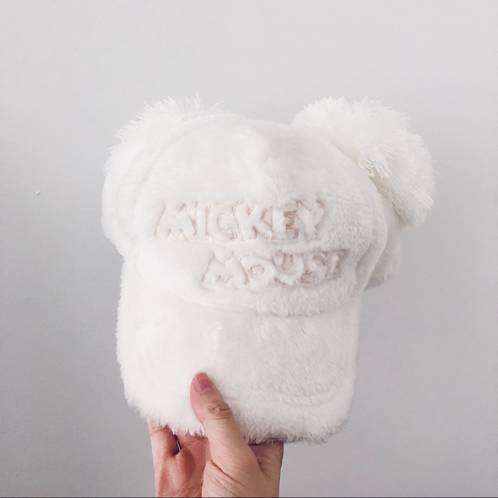 white mickey mouse pom pom hat tokyo disney sea